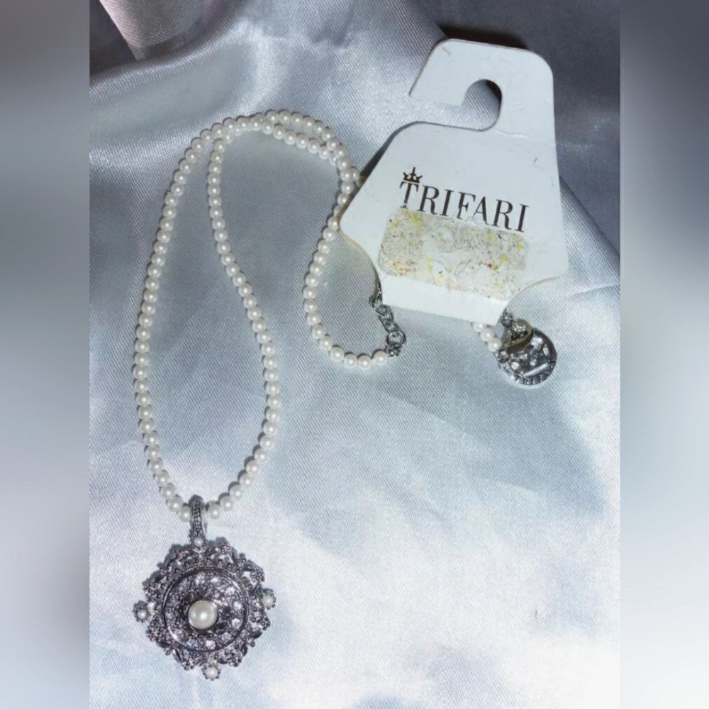 CROWN TRIFARI - PEARL STRAND PENDANT NECKLACE WITH CLEAR RHINESTONES NWT